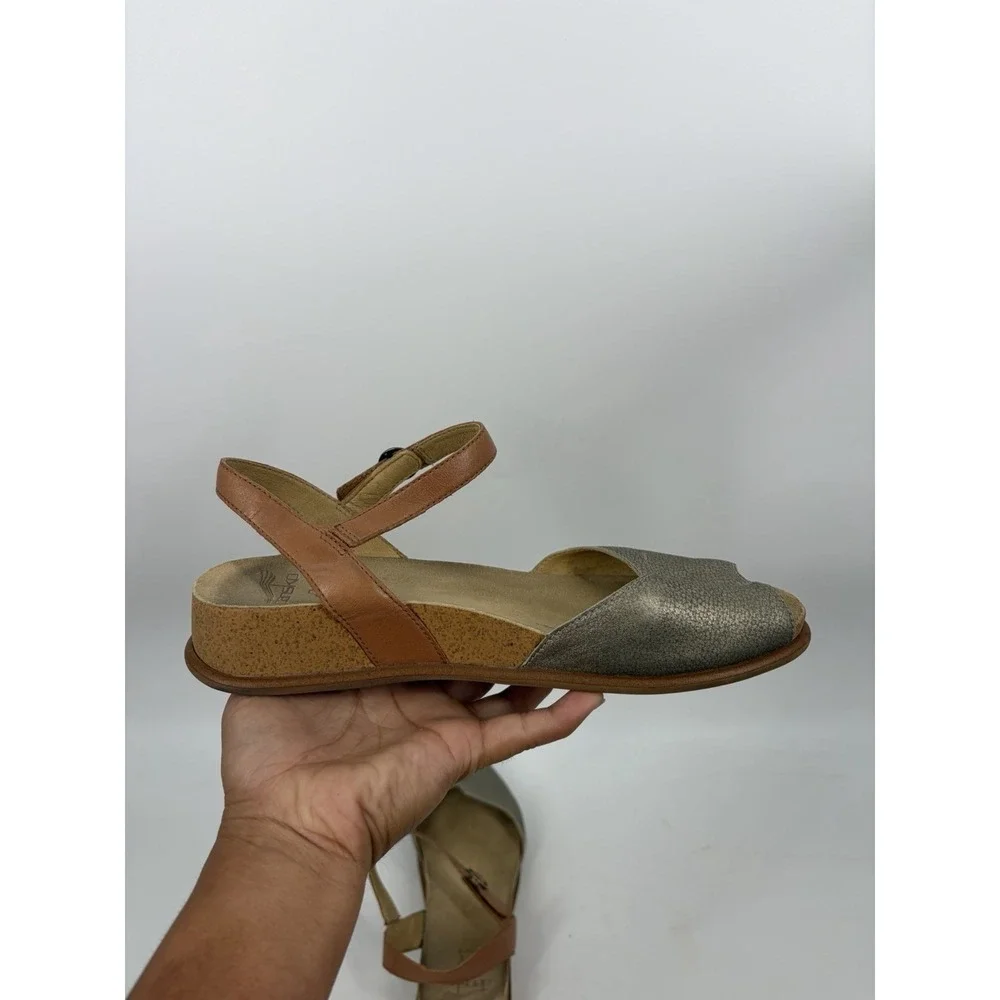 Dansko Cass Peep Toe Ankle Strap Wedge Sandal Plantino Tan Leather Womens 40/10